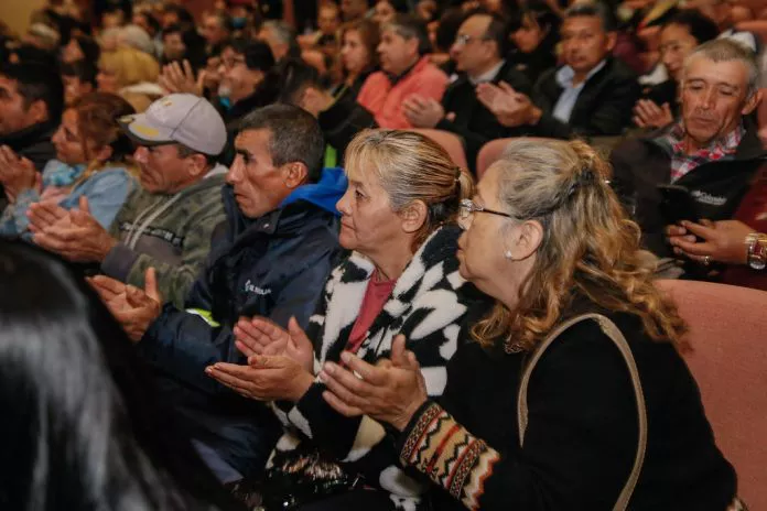 entrega-de-escrituras-3-696x464