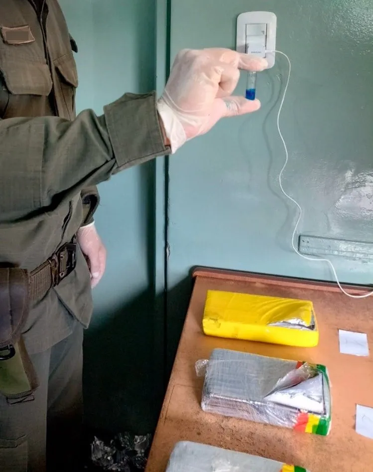 dos_pasajeras_viajaban_trasladando_entre_sus_pertenencias_mas_de_3_kilos_de_cocaina_3_1.jpeg_1262433013