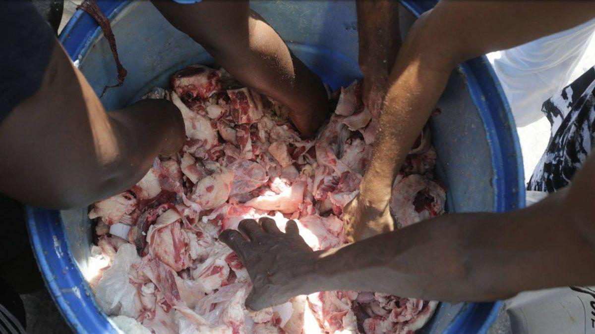 manos-revisan-restos-huesos-y-carne-separan-los-mejores-pedazos-comer-cada-dia-foto-extra