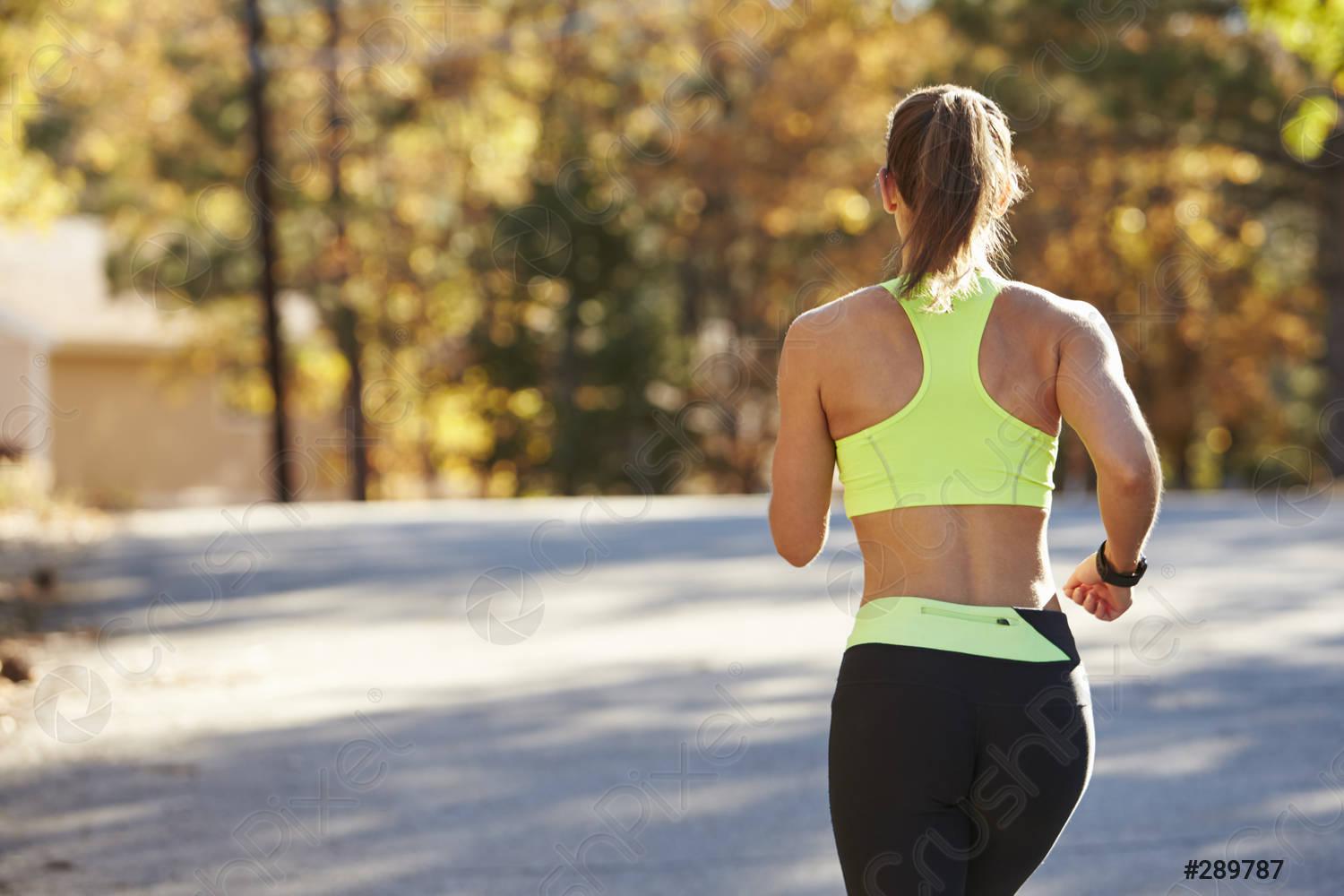 Buscan que las mujeres puedan correr con el torso desnudo en la calle