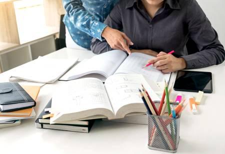 94318050-tutor-libros-con-amigos-campus-de-jovenes-estudiantes-o-companeros-de-clase-ayuda-a-amigo-ponerse-al-dia-lib