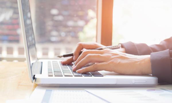 manos-mujer-trabajando-compu-1