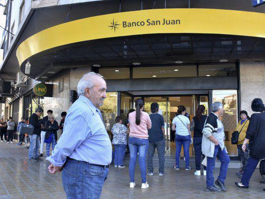cola-interminables-los-bancos-cobrar-las-jubilaciones