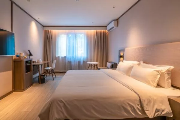 Decoracion-y-ambientacion-en-habitaciones-y-zonas-comunes-en-alojamientos-600x400