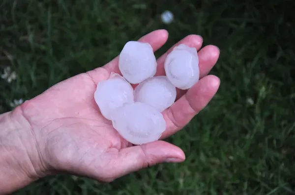depositphotos_12008129-stock-photo-big-hailstone-on-the-hand
