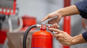 ingeniero-revisando-e-inspeccionando-tanque-extintores-sala-control-incendios-capacitacion-seguridad-prevencion-incendios_545582-2381