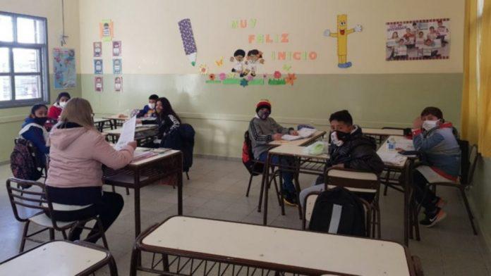 clases-alumnos-estudiantes-696x392