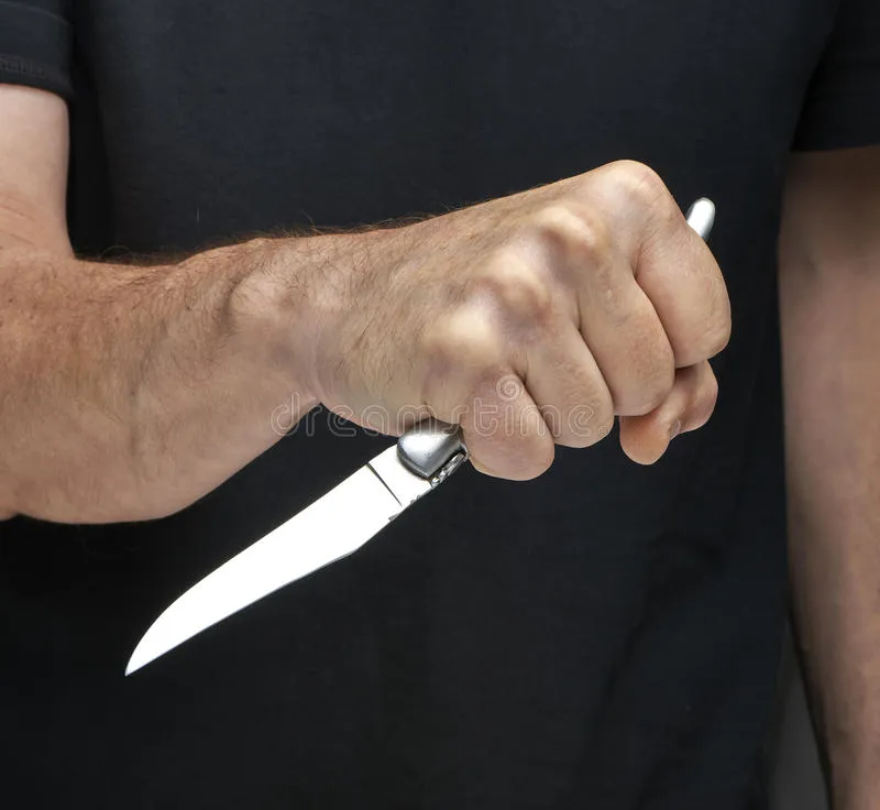 hombre-con-un-cuchillo-en-una-mano-primer-45235647