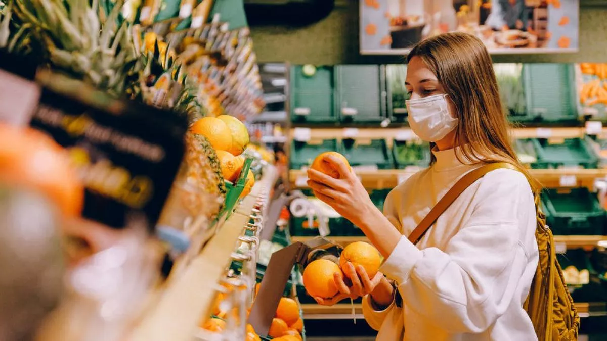 mujer-joven-comprando-en-el-supermercado-con-mascarilla