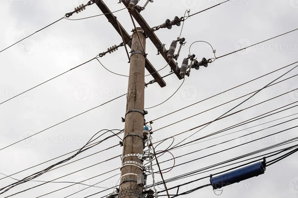concrete-pole-with-high-voltage-wire-photo