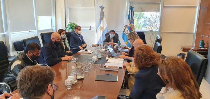 felipe-de-los-rios-con-gremios-docentes-696x329