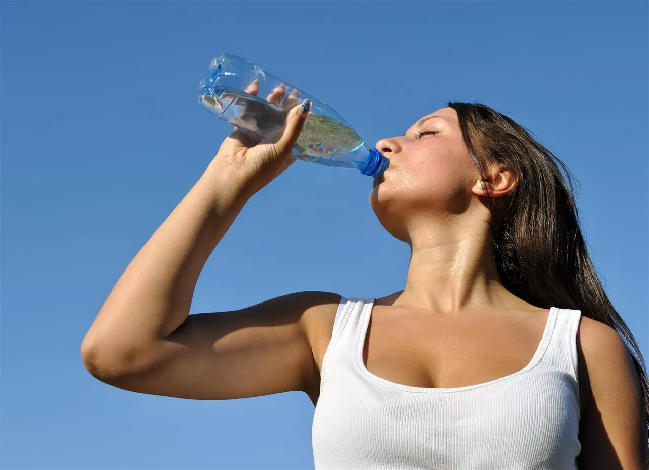hidratarse-bien-es-esencial-para-combatir-el-calor-extremo_3f1d3e02_1280x926