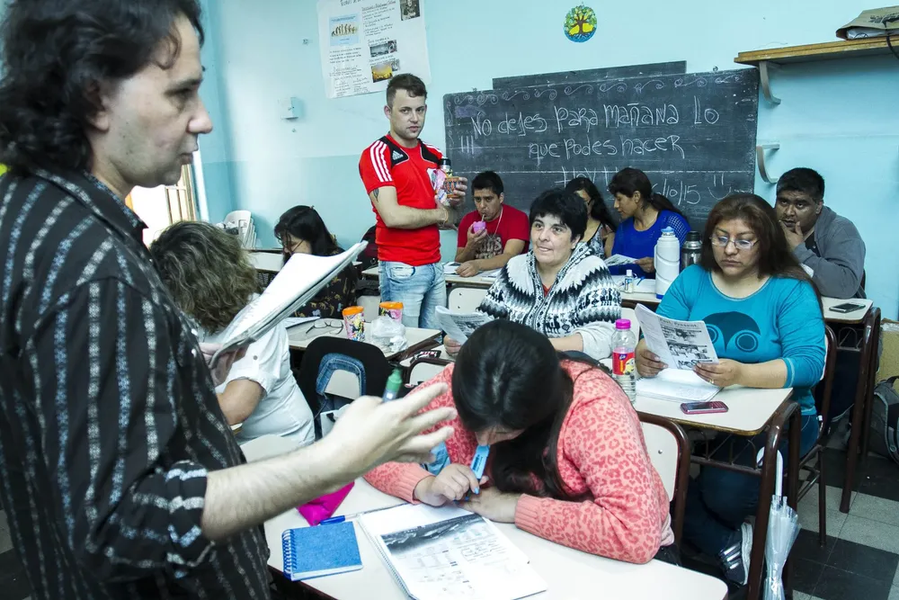 Adultos-en-escuelas-scaled