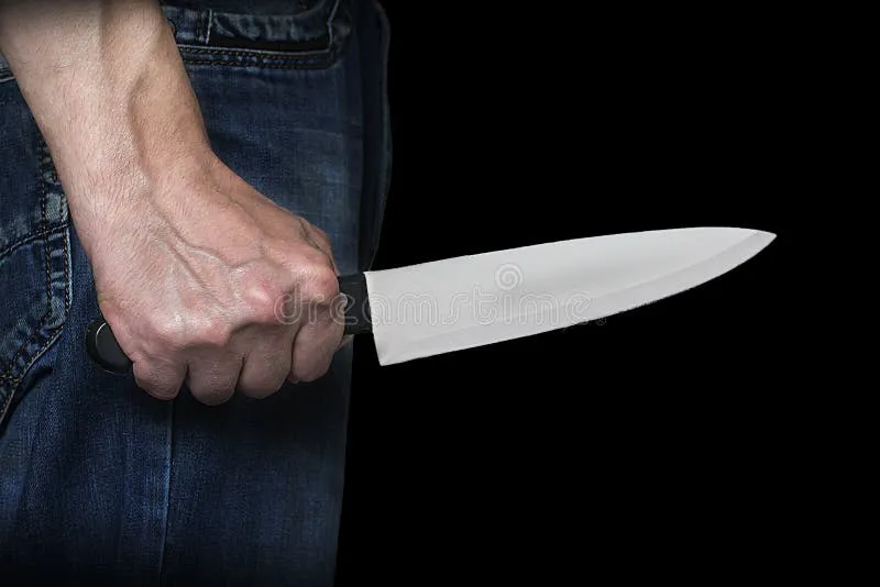 hombre-que-sostiene-un-cuchillo-en-su-mano-134875723