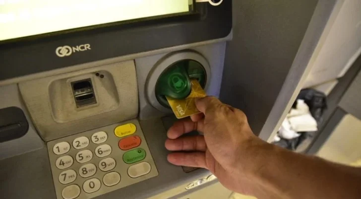 extraer-dinero-cajero-728x401 (1)