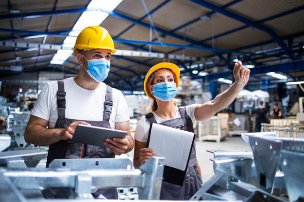 trabajadores-fabrica-mascarillas-protegidas-contra-virus-corona-haciendo-control-calidad-produccion-fabrica_342744-96