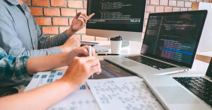 joven-programando-ingenieria-de-software-upc-1-1024x536-1-696x364