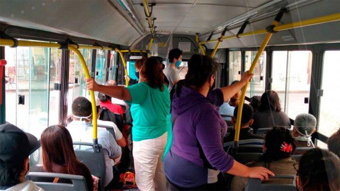 colectivo-gente-parada-cuarentena-696x391