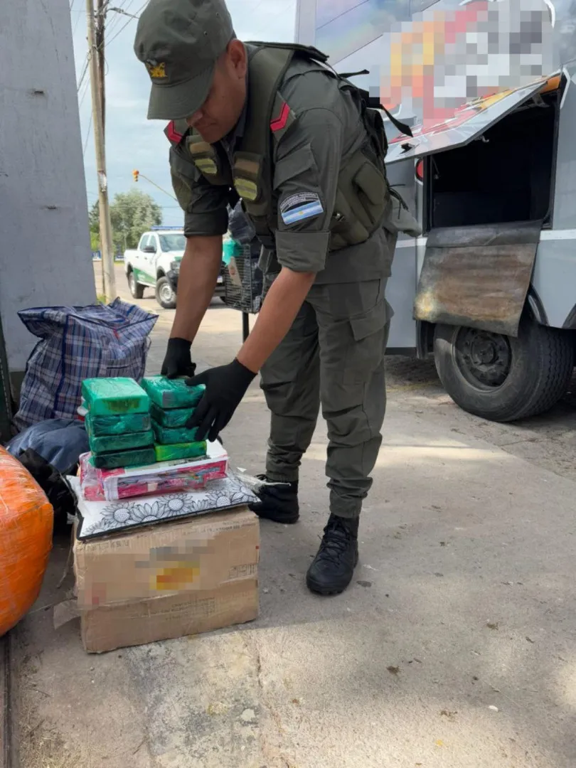 21_kilos_de_cocaina_entre_sabanas_y_mantas_-_santiago_del_estero_6