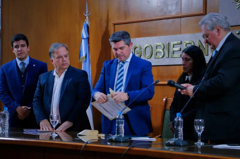 0525eaf34878a7bce162bf3354453596_L