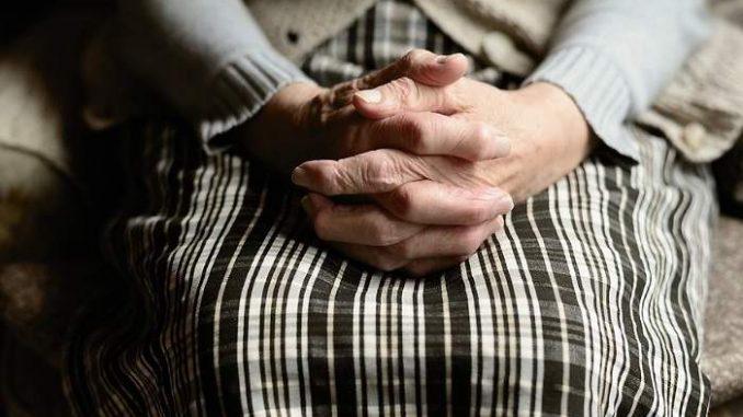 700x420_mujer-abuela-anciana-pensionista-pensiones-manos-pixabay-770x420-1-678x381