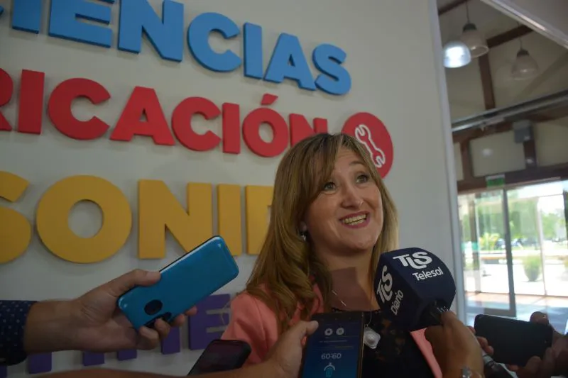 MINISTRA-EDUCACION-LIC-SILVIA-FUENTES