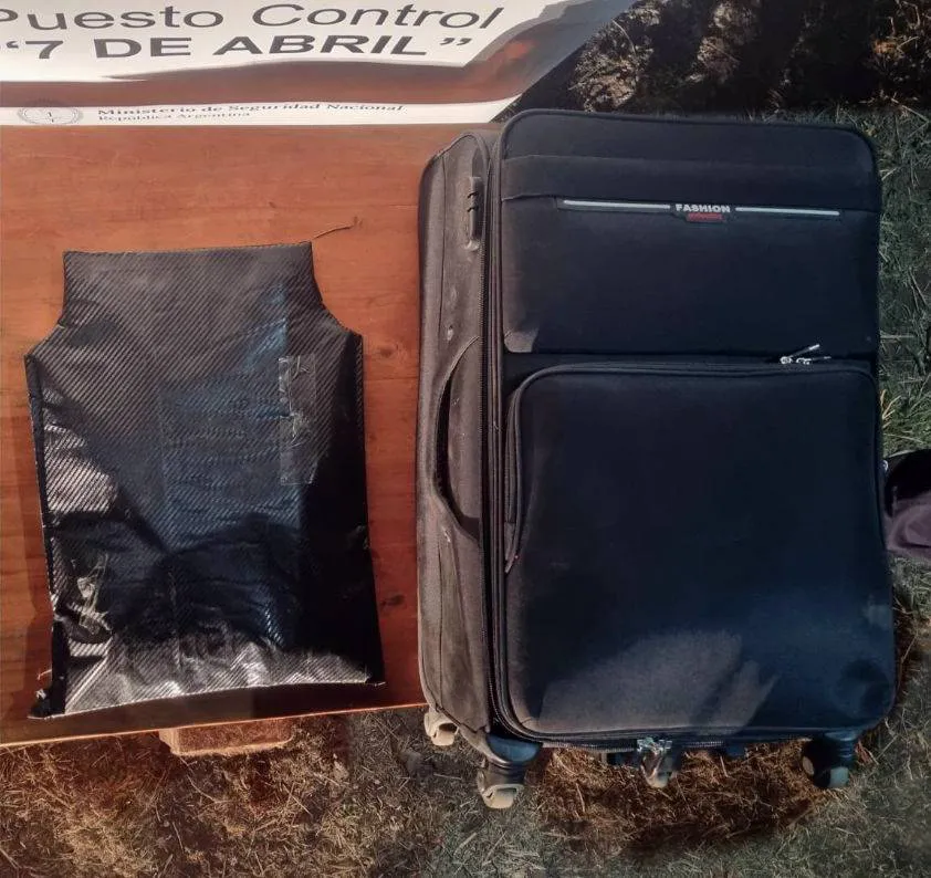 acondicionan_una_valija_con_3_kilos_de_cocaina_ocultos_en_un_doble_fondo_1