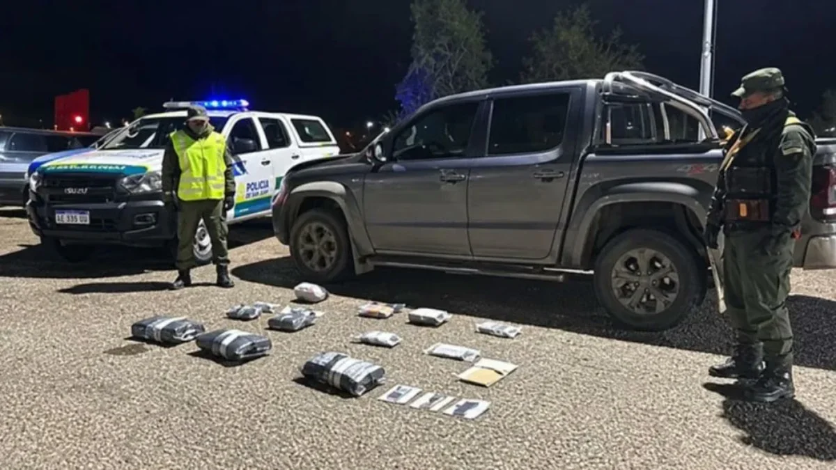 gendarmeria-decomisaron-dinero-caucete-camioneta