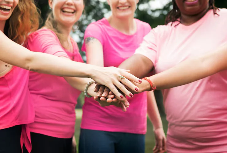 mujeres-luchando-contra-cancer-mama_53876-63177
