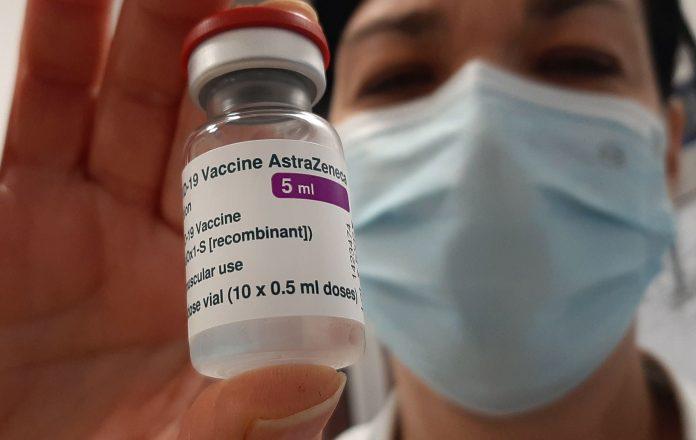oms-recomienda-vacuna-astrazeneca-mayores-65-696x440