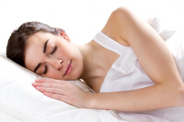 mujer-durmiendo-cama_1301-2313