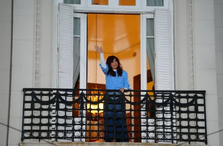 Cristina-en-el-balcon-728x476