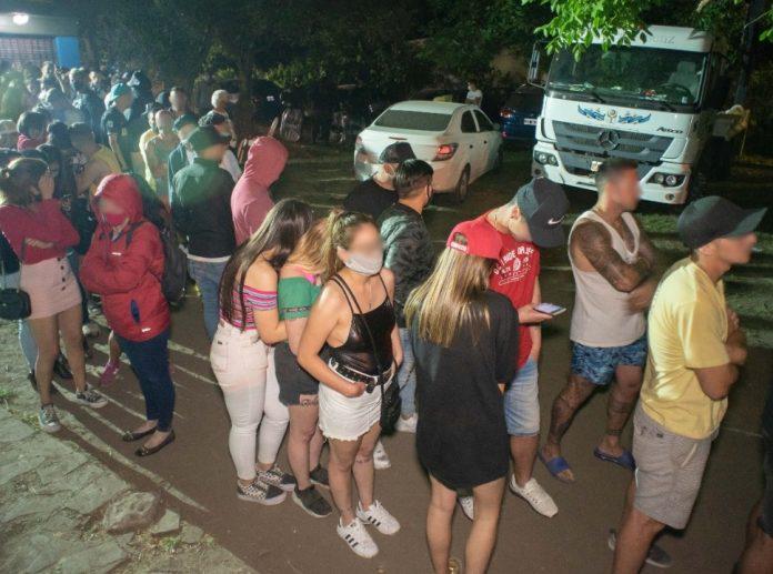 Fiesta-clandestina-696x517