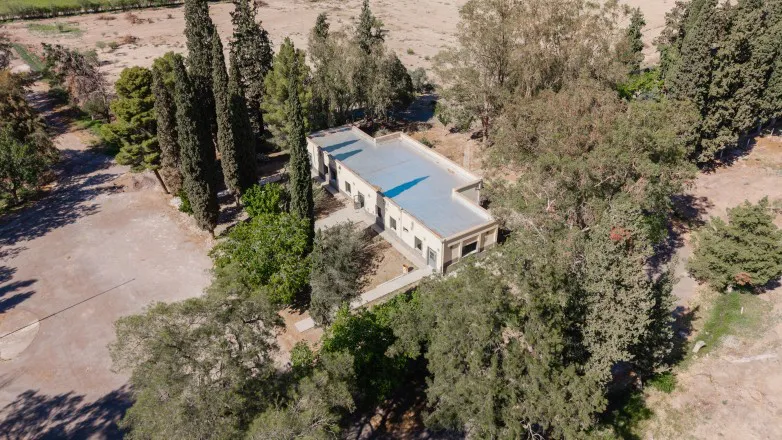 f52ab17eb4282f682f0e869ab99a9b05_L