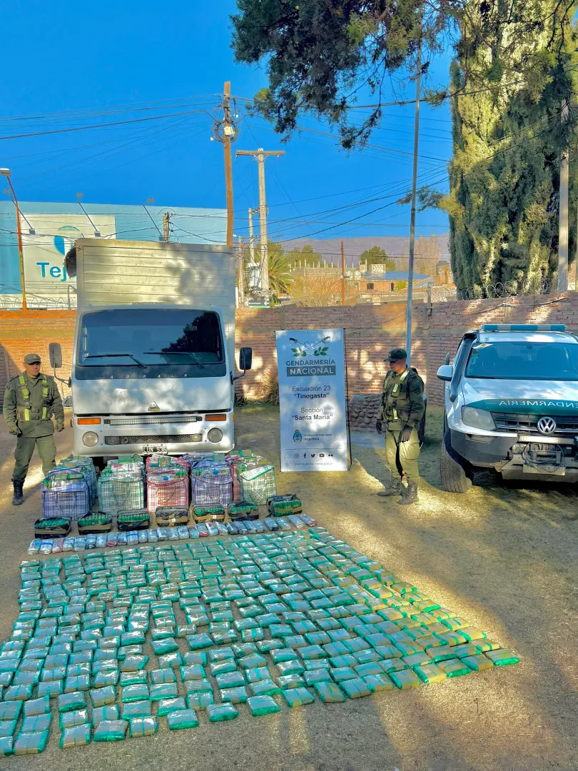 creo_compartimientos_en_el_techo_y_acoplado_de_un_camion_para_ocultar_350_kilos_de_hojas_de_coca_2