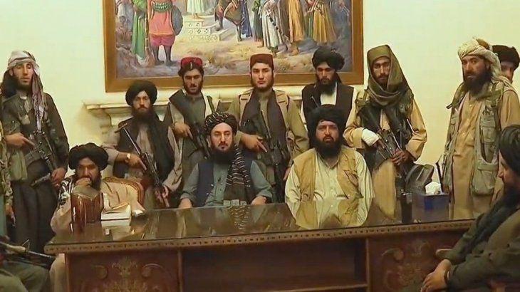 combatientes-talibanes-el-interior-del-palacio-presidencial-afganistan