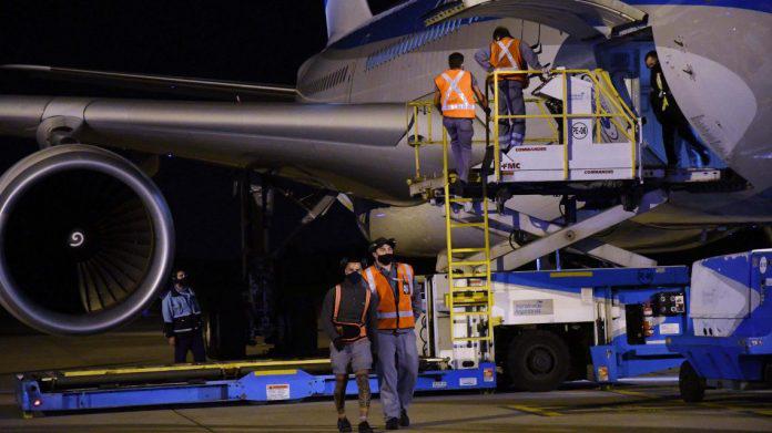vacuna-contra-el-coronavirus-sputnik-v-avion-aerolineas-argentinas-cuarto-vuelo-696x391