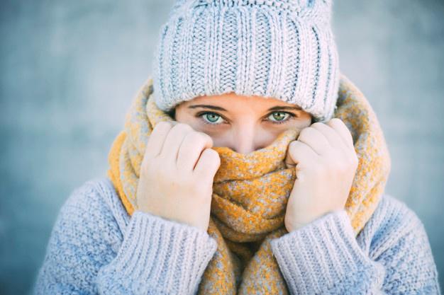 retrato-mujer-bufanda-gorra-mostrando-que-tiene-frio_145933-15