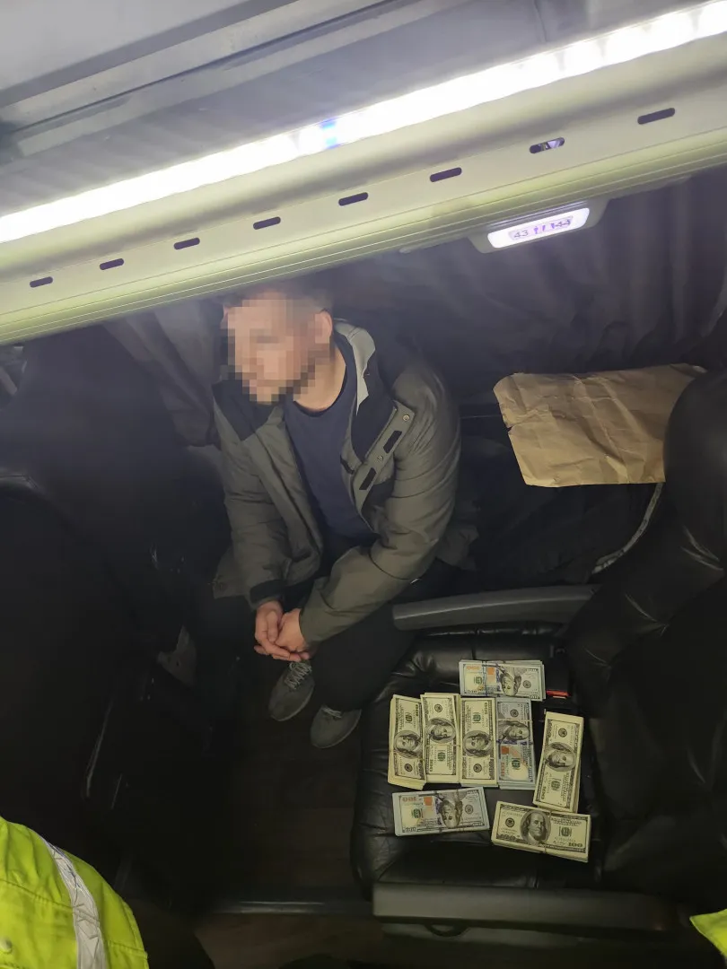 bs_as-49.500_dolares-detenido-3