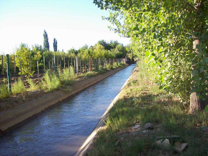 Canal-de-riego-696x522
