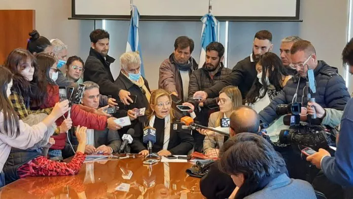 Conferencia-de-la-Ministra-de-Hacienda-696x392
