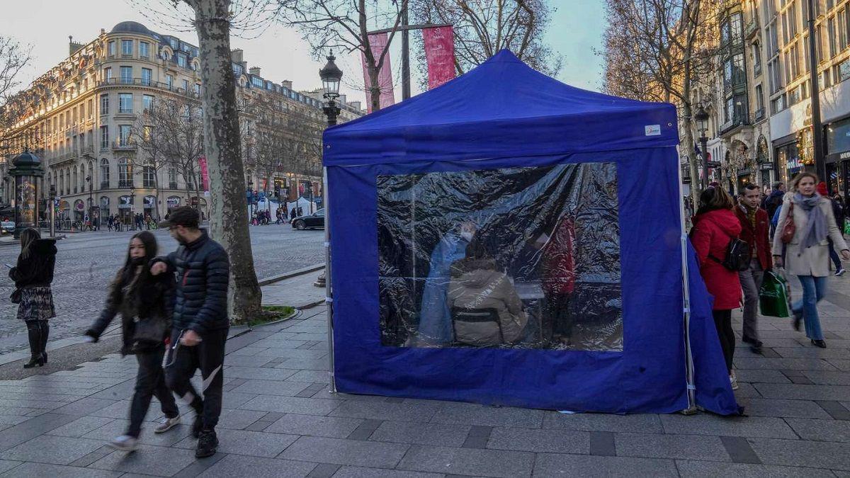 paris-medicos-carpa-covid-19jpg