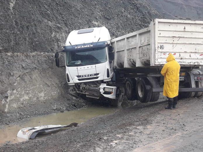 Camion-contra-el-cerro-2-696x522