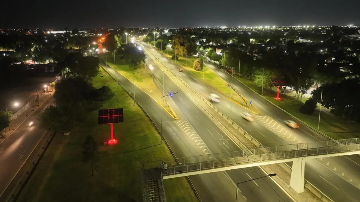 avenida-circunvalacion-noche-paneles-rojo