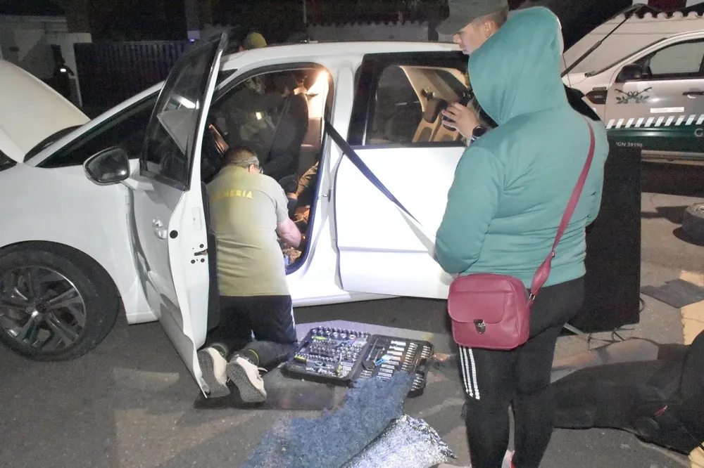 63_kilos_de_cocaina_escondidos_en_el_piso_de_un_auto_3