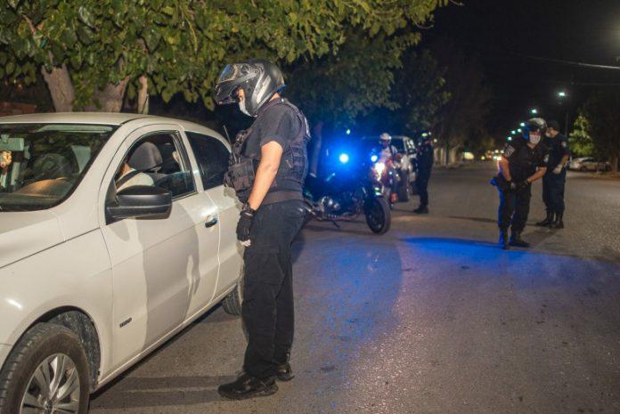 policía-incumplimiento-cuarentena2-696x465