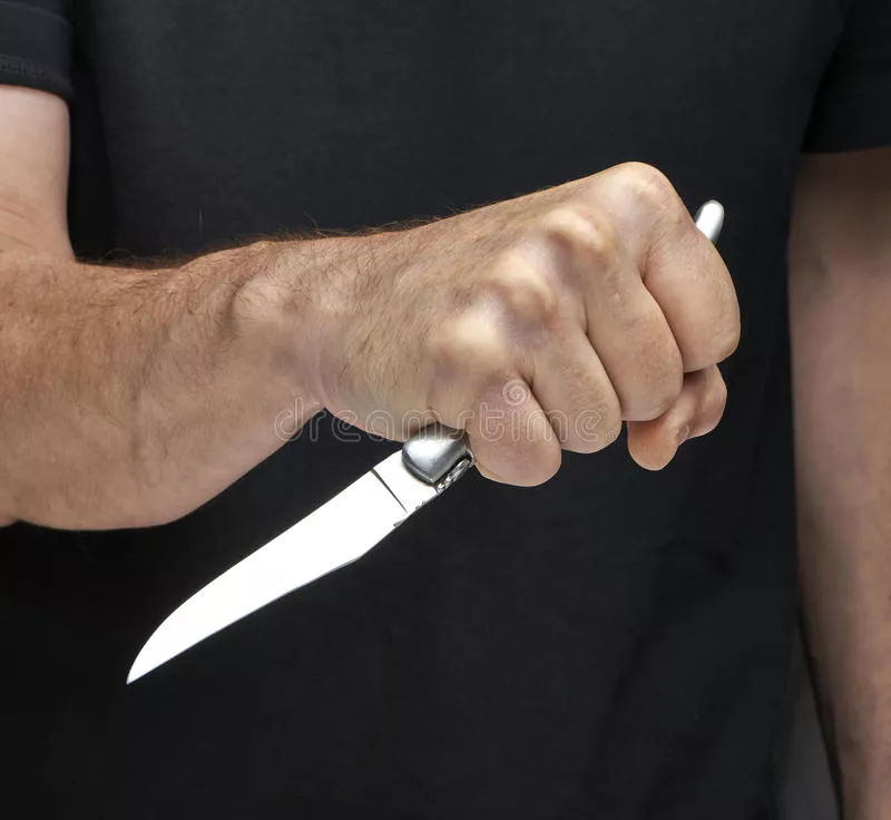 hombre-con-un-cuchillo-en-una-mano-primer-45235647
