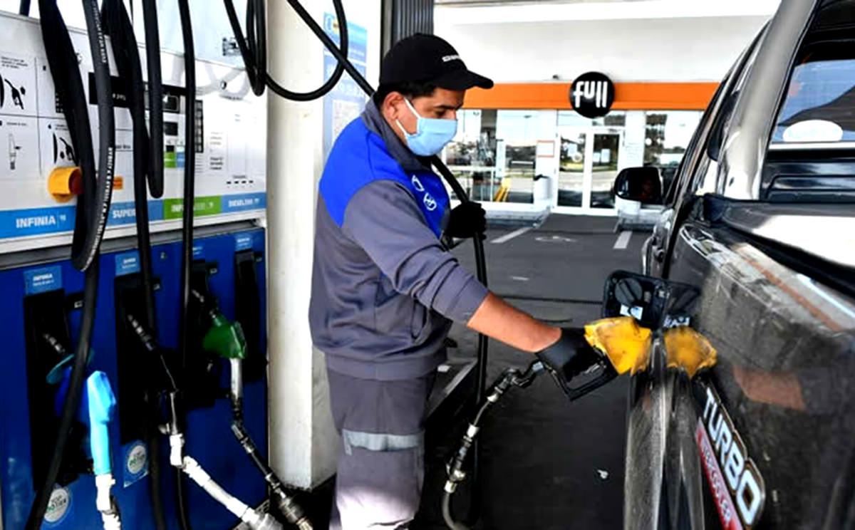 Playero-empleadao-para-estacion-de-servicio-despacho-de-gasolina-atencion-al-publico-employee-for-service-station-gasoline-dispatch-attention-to-the-public