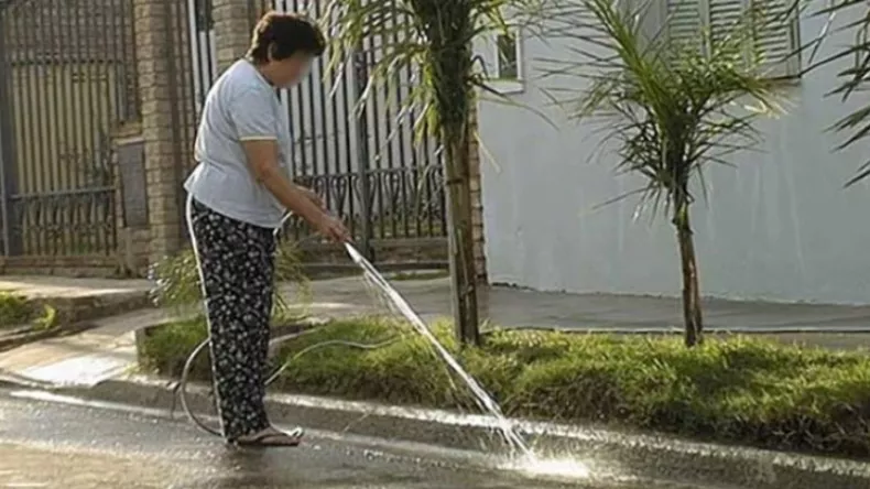 mujer-regando-agua