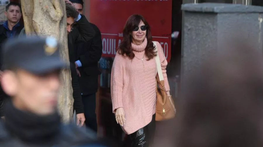 cristina-fernandez-saliendo-de-su-domicilio-en-recoleta-20220902-1412794